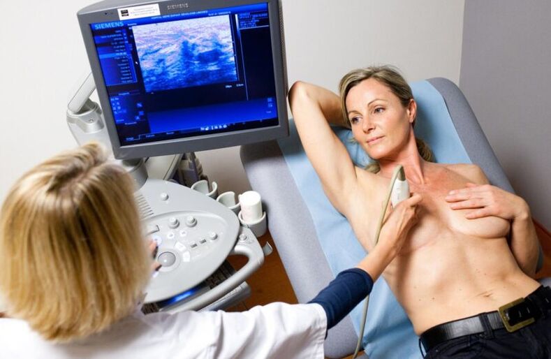 Ultraschall der Brustdrüsen vor einer Brustvergrößerung mit Hyaluronsäure.