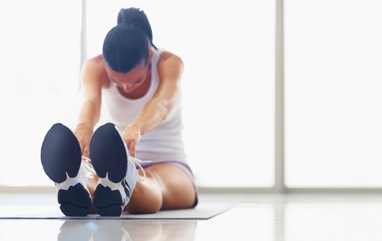 Aufwärmen vor Übungen zur Brustvergrößerung.