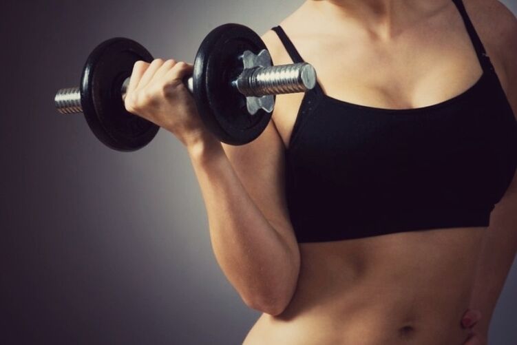 Machen Sie Übungen mit Hanteln, um Ihre Brüste zu vergrößern
